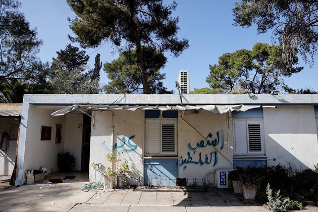 Ao saírem, os terroristas picharam as casas com as palavras 'Povo da Palestina'