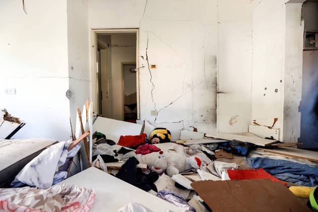 Brinquedos e móveis revirados, marcas de tiro nas paredes, rastros de sangue e cômodos incendiados são algo comum nas casas no sul de Israel