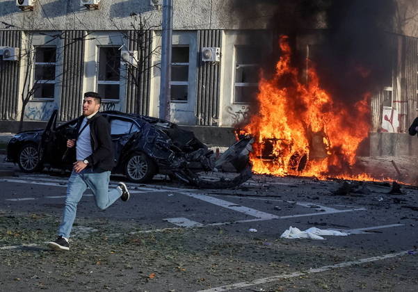 Uma série de ataques com mísseis atingiu, nesta segunda-feira (10), a capital da Ucrânia, Kiev. Os disparos foram feitos pelas tropas da Rússia, o que foi confirmado pelo presidente Vladimir Putin