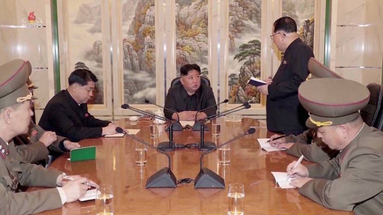 A Coreia do Norte se meteu com o conflito entre Rússia e Ucrânia nesta sexta-feira (7). Desta vez, a ditadura comandada por Kim Jong-una fez críticas duras à entrada da Finlândia na Otan (Organização do Tratado Atlântico Norte), grupo de aliados com 31 países agora. O regime norte-coreano apontou um 