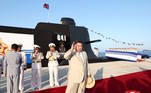Acompanhado de militares vestidos com uniformes brancos impecáveis, que ostentavam várias medalhas, Kim inspecionou o submarino que se preparava para fazer a primeira incursão no mar