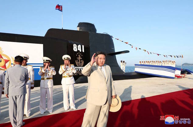 Acompanhado de militares vestidos com uniformes brancos impecáveis, que ostentavam várias medalhas, Kim inspecionou o submarino que se preparava para fazer a primeira incursão no mar