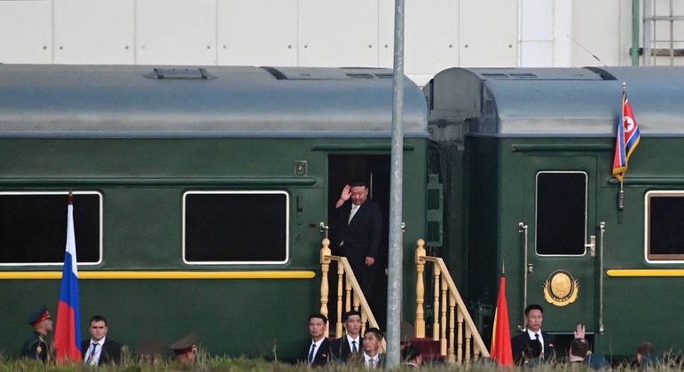 Kim Jong-un embarcou em seu trem blindado e retornou para a Coreia do Norte após encontro com Putin