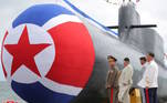 A Coreia do Norte anunciou nesta sexta-feira (8) que construiu um novo 'submarino nuclear tático de ataque', uma arma destinada a reforçar a Marinha. O ditador Kim Jong-un participou do lançamento ao mar e se vestiu de forma peculiar, como de praxe, com terno claro e chapéu no estilo panamá
