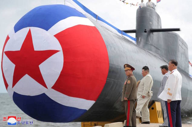 A Coreia do Norte anunciou nesta sexta-feira (8) que construiu um novo 'submarino nuclear tático de ataque', uma arma destinada a reforçar a Marinha. O ditador Kim Jong-un participou do lançamento ao mar e se vestiu de forma peculiar, como de praxe, com terno claro e chapéu no estilo panamá