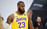Um dos principais nomes do esporte mundial, LeBron James começa a 21ª temporada da NBA aos 38 anos e com sede para quebrar ainda mais recordes. No fim do último ano do basquete, após se tornar o maior pontuador da história em uma temporada e desbancar Kareem Abdul-Jabbar, o astro afastou os rumores da aposentadoria e confirmou mais um ano com os Lakers. Confira os recordes que podem ser quebrados por LeBron, segundo o sites-de-apostas.net: