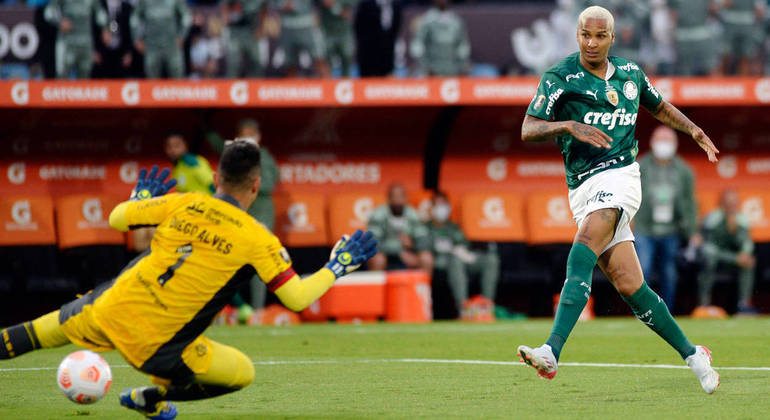 November 27, 2021, uruguai, montevideo, USA: Conmebol Libertadores final:  Palmeiras and Flamengo. November 27, 2021, Montevideo, Uruguay: Fans  moments before the soccer match between Palmeiras and Flamengo, at the  Centenario Stadium, in