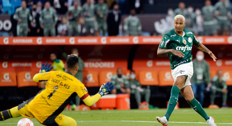 Deyverson não perdoa falha infantil de Andreas Pereira. Palmeiras tricampeão da Libertadores