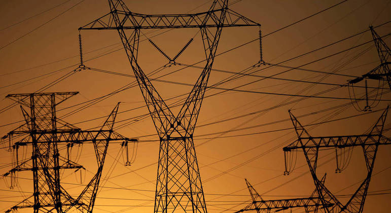 Moradores contam que pelo menos duas vezes por semana falta energia na região