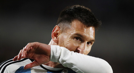 Depois de dúvida, Messi foi escalado como titular com Scaloni
