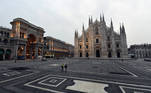 An almost deserted Piazza del Duomo square is seen as the region of Lombardy becomes a 'red zone', where people are only be allowed to leave their homes for work, health reasons or emergencies, as part of tougher measures to tackle the spread of the coronavirus disease (COVID-19), in Milan, Italy, November 6, 2020. REUTERS/Daniele Mascolo