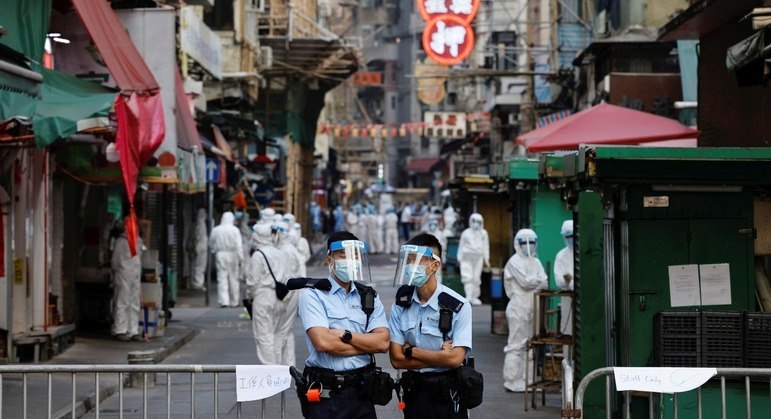 Polícia e equipes de saúde trabalham em área de Hong Kong sob 'lockdown' em razão de novo surto de coonavírus