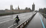 A cyclist rides across the deserted Westminster Bridge, amidst the current lockdown restrictions, as the spread of the coronavirus disease (COVID-19) continues, in London, Britain January 14, 2021. REUTERS/Toby Melville