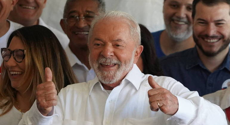 Luiz Inácio Lula da Silva acena após votação neste domingo (30)