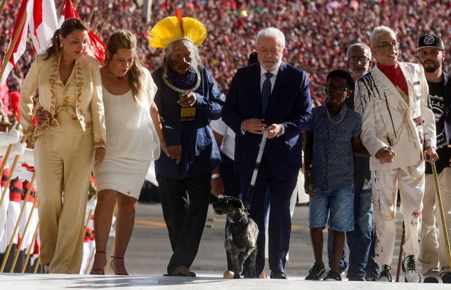 Presidente Lula sobe a rampa do Palácio do Planalto durante posse