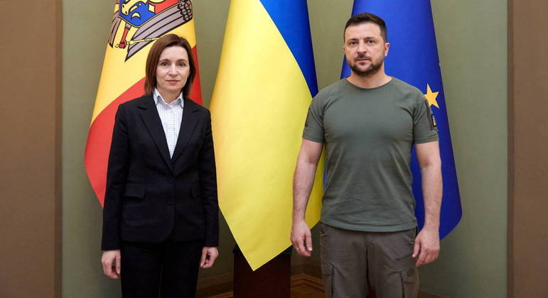 Presidente da Moldávia (esq.) em visita ao presidente Volodymyr Zelensky na Ucrânia