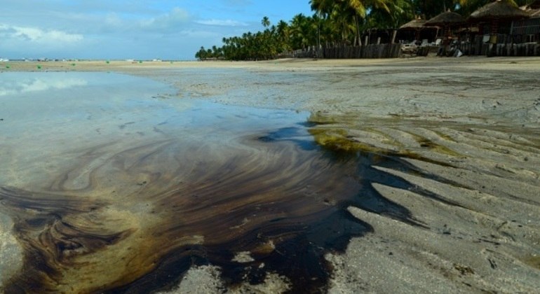 A mancha sumiu, mas o óleo pode pode estar submerso na areia ou preso nas rochas