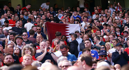 Torcedores do United levam bandeira do Catar em estádio para apoiar compra de Al Thani

