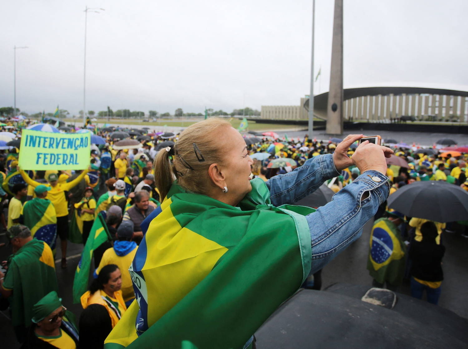Em Brasília, manifestantes registram ato no QG do Exército, no Setor Militar Urbano