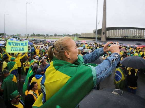 Em Brasília, também há protesto que pede a atuação dos militares na política nacional