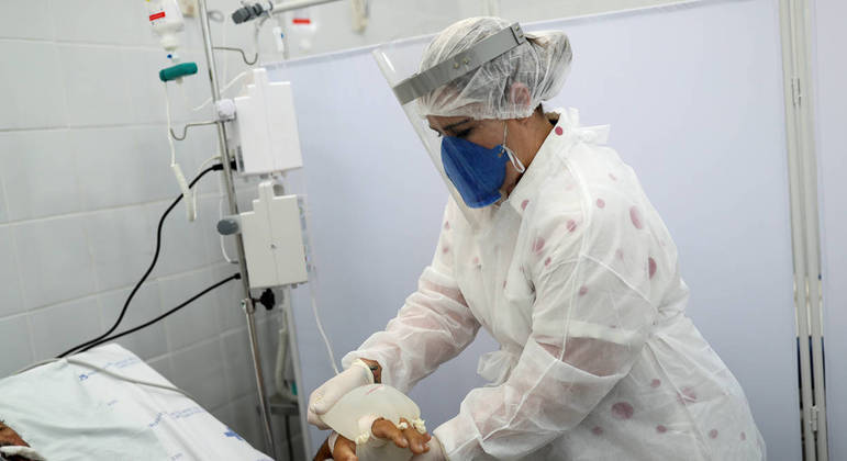Enfermeira atende a paciente em São Carlos (SP)
