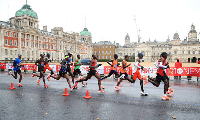 Os corredores da Maratona de Londres enfrentaram um dia frio e chuvoso na capital britânica. O evento foi realizado neste domingo (4) em um pequeno circuito dentro do parque St. James 