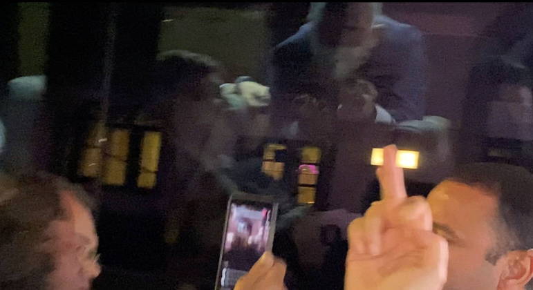Em Nova York, ministro Marcelo Queiroga faz gesto obsceno para pessoas que se manifestavam contra Bolsonaro