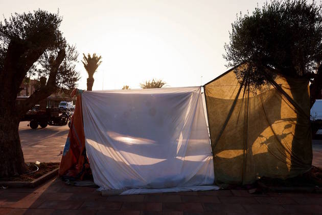 Muita gente montou tendas nas ruas, feitas de lençóis, para passar a noite