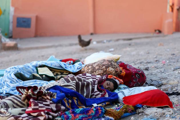 O tremor também deixou ao menos 2.059 feridos, sendo que 1.404 estão nos hospitais em estado muito grave, informou o Ministério do Interior do país no sábado à noite. As cidades marroquinas atingidas pelo tremor amanheceram com pessoas nas ruas