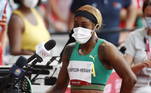 Elaine Thompson-Herah, da Jamaica, colocou a máscara assim que terminou de correr. Segurança para ela e para os jornalistas
