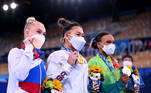 Na ginástica, a brasileira Rebeca Andrade e as demais medalhistas também deram exemplo! Todas com máscaras no pódio olímpico
