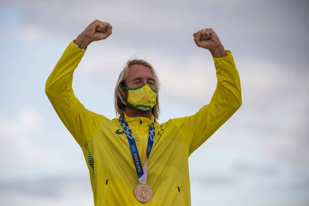 Ainda no surfe, o dono do bronze entre os homens, o australiano Owen Wright, usou máscara com as cores do comitê olímpico do país dele nos Jogos 2020
