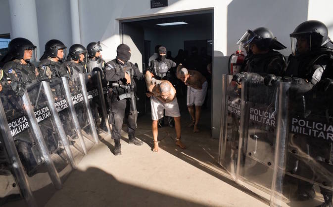 Para vigiar tantos presos, o governo salvadorenho promete empregar 600 soldados e 250 policiais