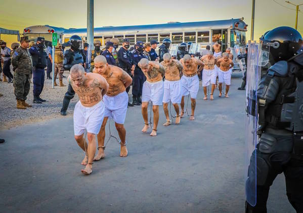 Na nova cadeia, há um muro de cerca de 2 km de extensão que cerca o local