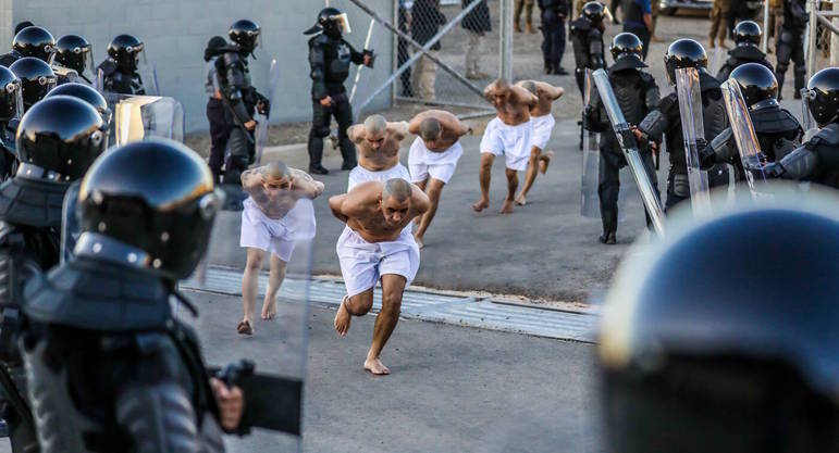 A prisão fica localizada na cidade de Tecoluca, a 75 km de distância de San Salvador, capital de El Salvador