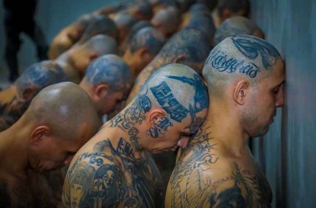 O governo de El Salvador, na América Central, transferiu os primeiros 2.000 presos para uma megacadeia, com capacidade para 40 mil detentos, na última sexta-feira (24). Trata-se da maior prisão das Américas