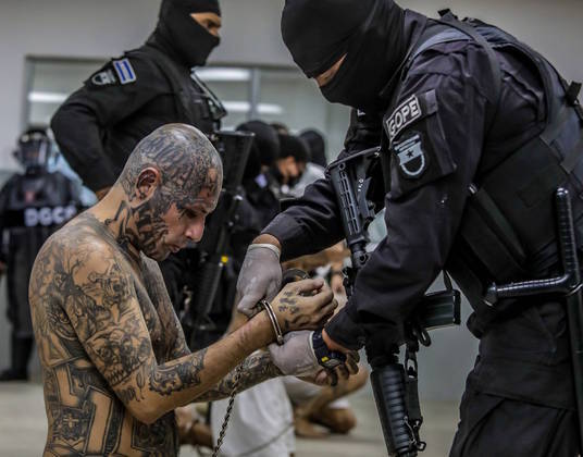 Na primeira leva, que inaugurou o complexo, estão membros de gangues — como é o PCC no Brasil