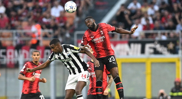 Mais cedo, Milan e Newcastle empataram sem gols em jogo movimentado no San Siro, na Itália. Os donos da casa pressionaram até o fim, mas não conseguiram traduzir as chances em gols