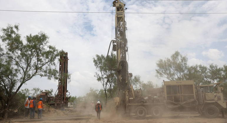 Dez mineiros estão presos embaixo da terra em mina de carvão no nordeste do México