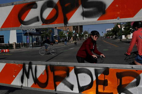 Minneapolis, palco do crime, registra saques a comércios