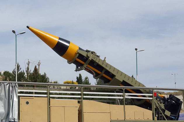 Desafeto histórico e rival no cenário geopolítico dos Estados Unidos, o Irã anunciou, nesta quinta-feira (25), que lançou com sucesso um novo míssil balístico que é capaz de percorrer até 2.000 km de distância e carregar nada menos do que 1.500 kg de bombas