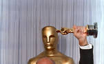 FILE PHOTO: Actor Sean Connery holds up his Oscar after winning Best Supporting Actor at the 60th Academy Awards in Los Angeles, April 11, 1988. REUTERS/Bob Riha/File Photo