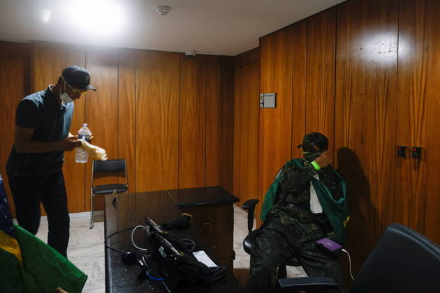  No Palácio do Planalto, as imagens mostram que foram quebradas obras de arte, portas e uma mesa de vidro