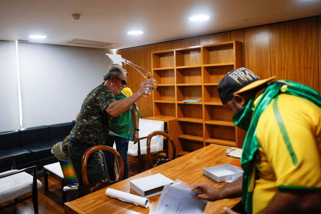 Copo de água é jogado no chão e papéis são espalhados em sala do Palácio do Planalto