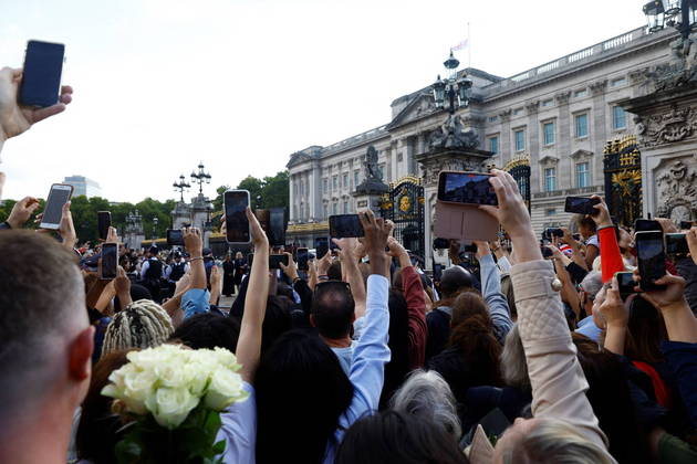 Todos quiseram registrar o momento em que o rei substitui a rainha Elizabeth 2ª