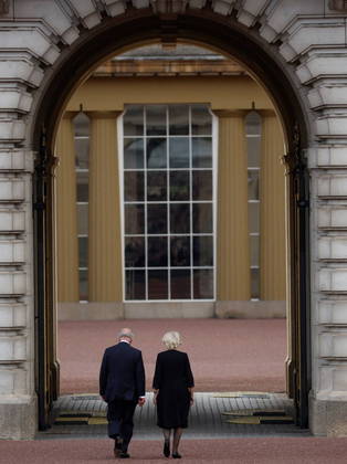 Após cumprimentarem os súditos, casal ingressa no palácio