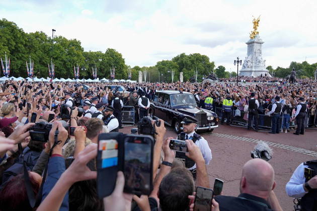 O carro trouxe o rei e a rainha consorte para dentro do Palácio de Buckingham