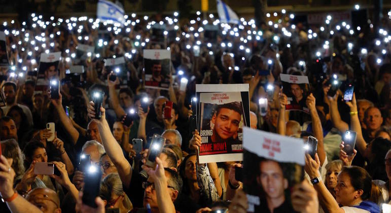 Multidão foi às ruas de Tel Aviv para pedir manutenção da operação militar até volta de reféns