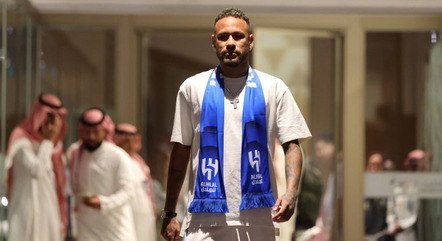 Lesionado, Neymar deve ficar longe dos gramados por pelo menos um mês
