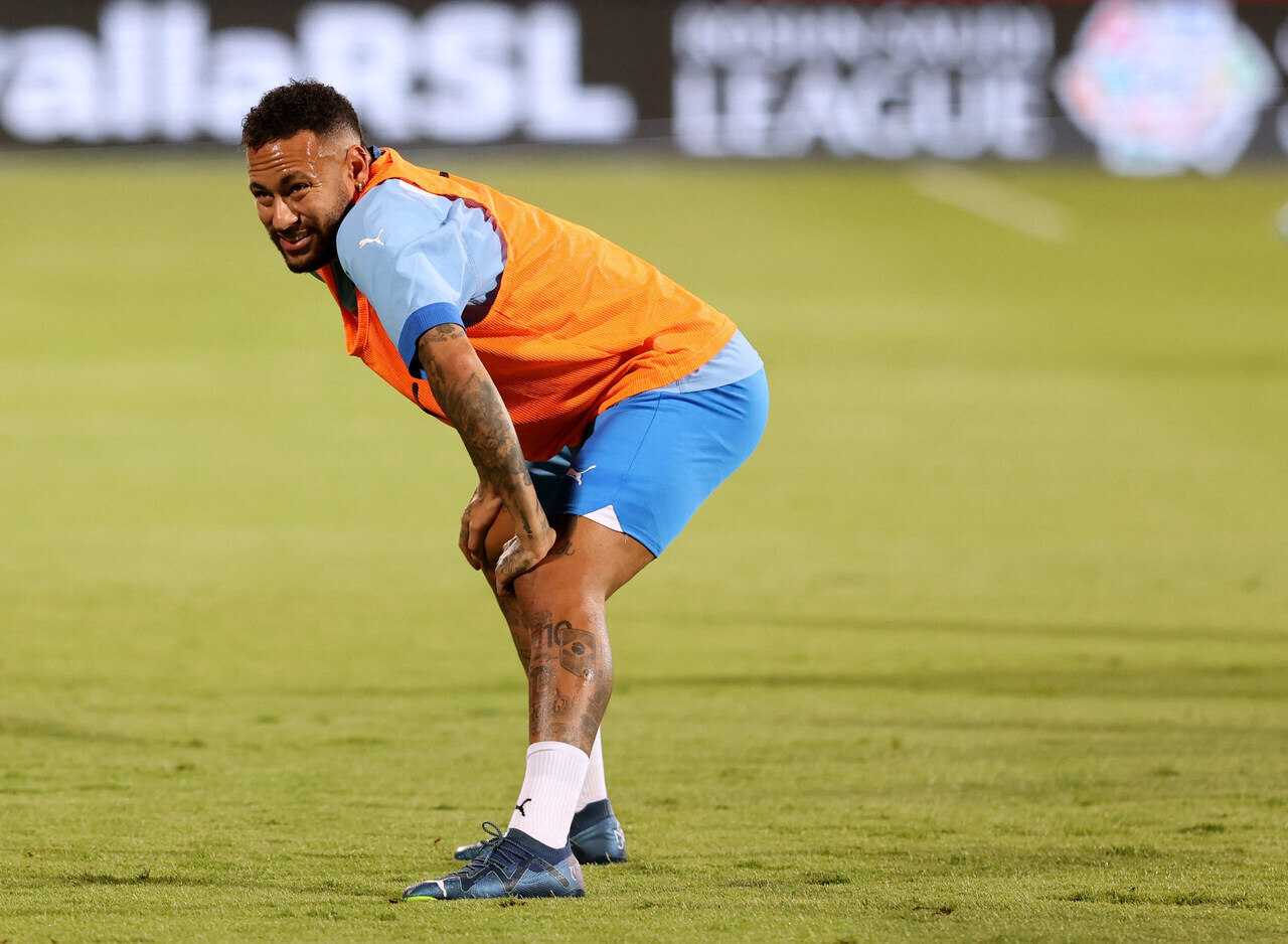 Neymar, do Al-Hilal, foi um dos jogadores que mais sofreram desvalorização. São 10 milhões de euros (R$ 52,7 milhões) de diferença desde o último balanço, realizado em junho deste ano, quando ele ainda vestia as cores do PSG. Atualmente, o camisa 10 da seleção brasileira vale 50 milhões de euros (R$ 263,6 milhões), e o número é o mais baixo desde a troca do Santos pelo Barcelona